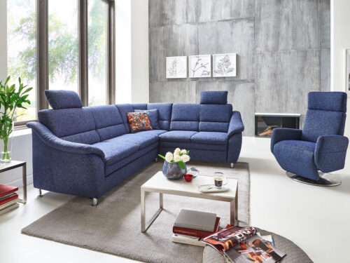 blaue ecksofa mit einem passenden relaxsessel