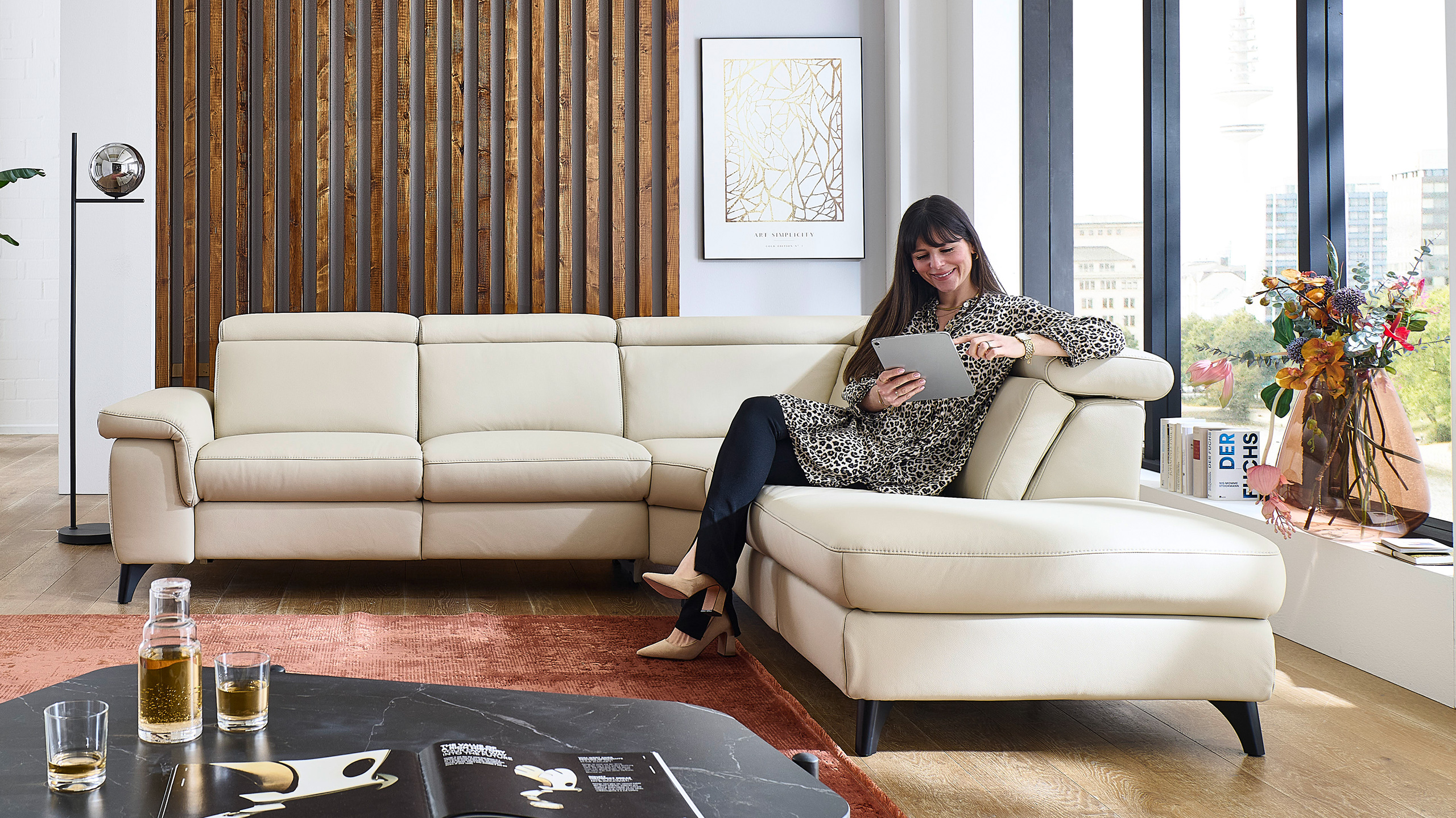 Ecksofa in Leder Farbe beige mit schwarzen Füßen