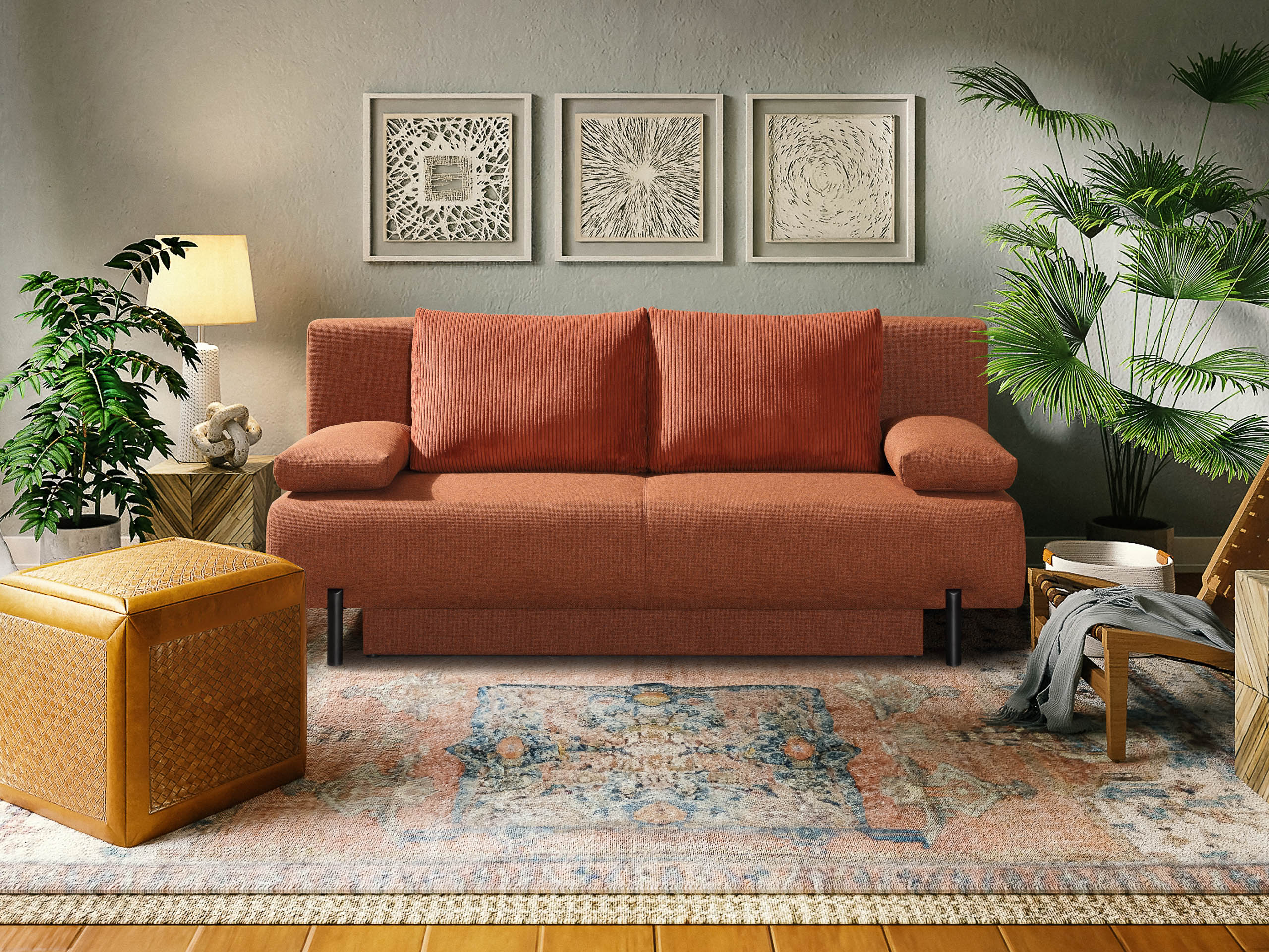 ein Kupferfarbenes Schlafsofa steht ander wand. Sofa hat zwei Cord Rückenkissen und zwei armlehnenkissen. Davor liegt ein oriental teppich.