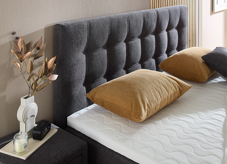 Bett mit gesteppten grauen Kopfteil im Detail