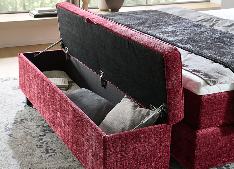 ein Bettkasten für ein Boxspringbett der geöffnet ist