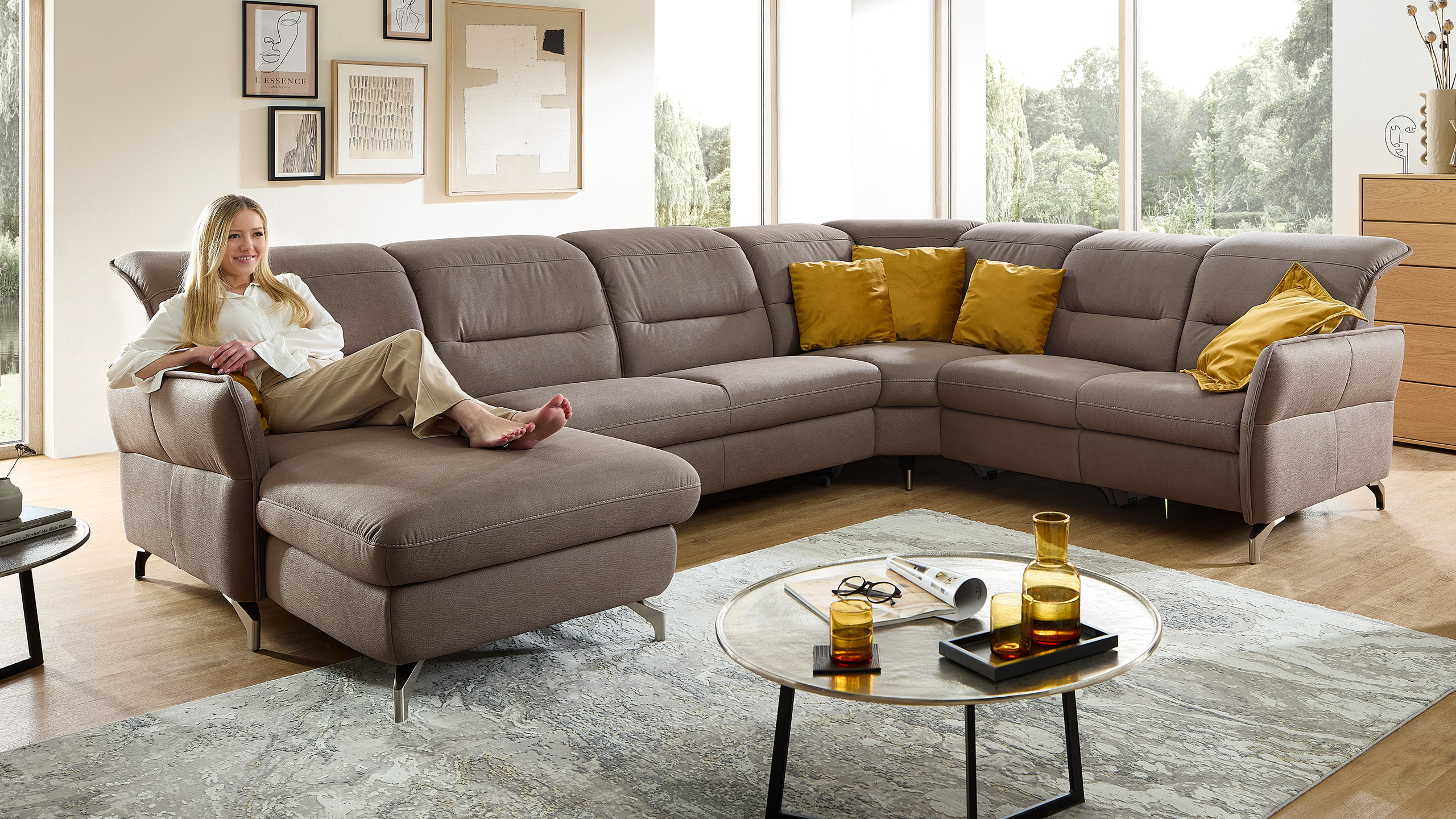 Wohnlandschaft in braunem Stoff mit Steppung im Rücken